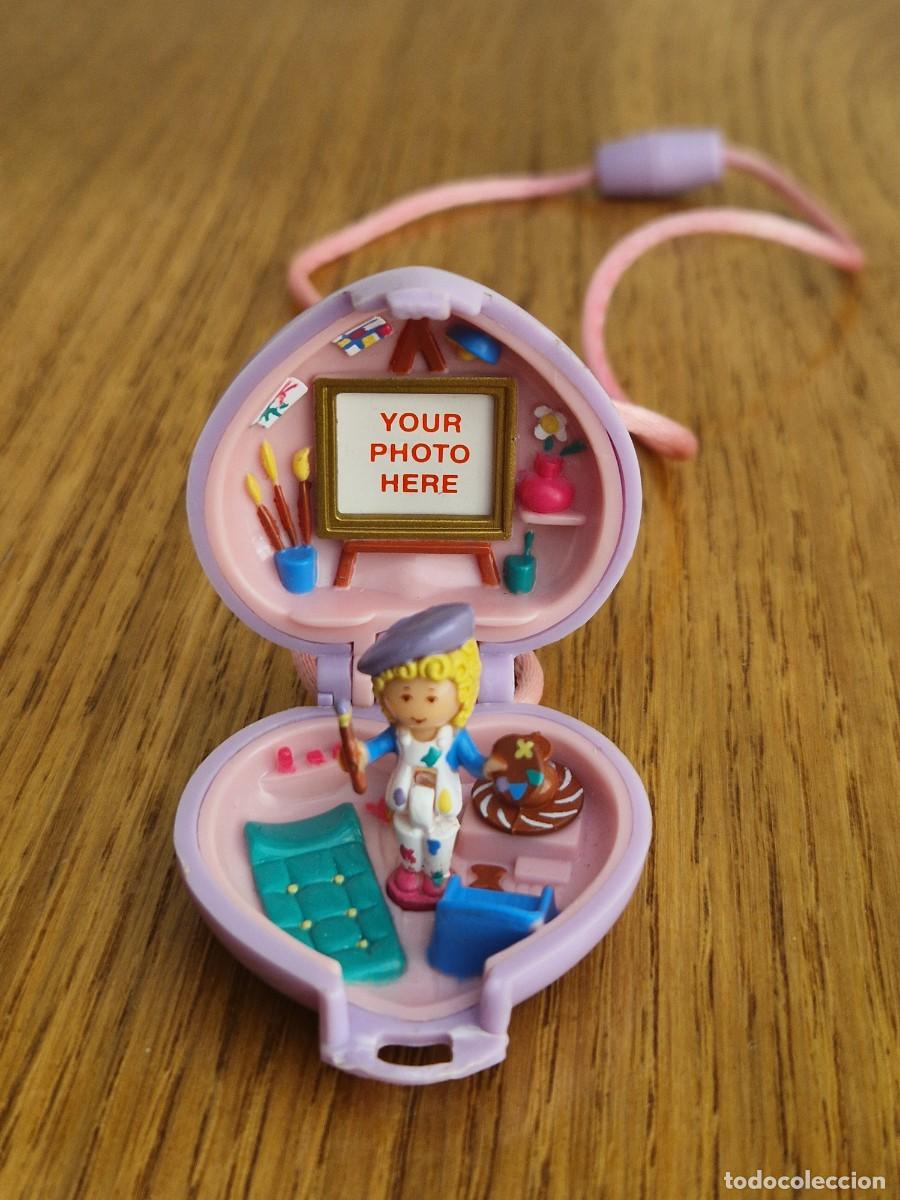 Casas de mu&ntilde;ecas: Polly Pocket. Medall&oacute;n con cord&oacute;n. Estudio de Arte. 1991
