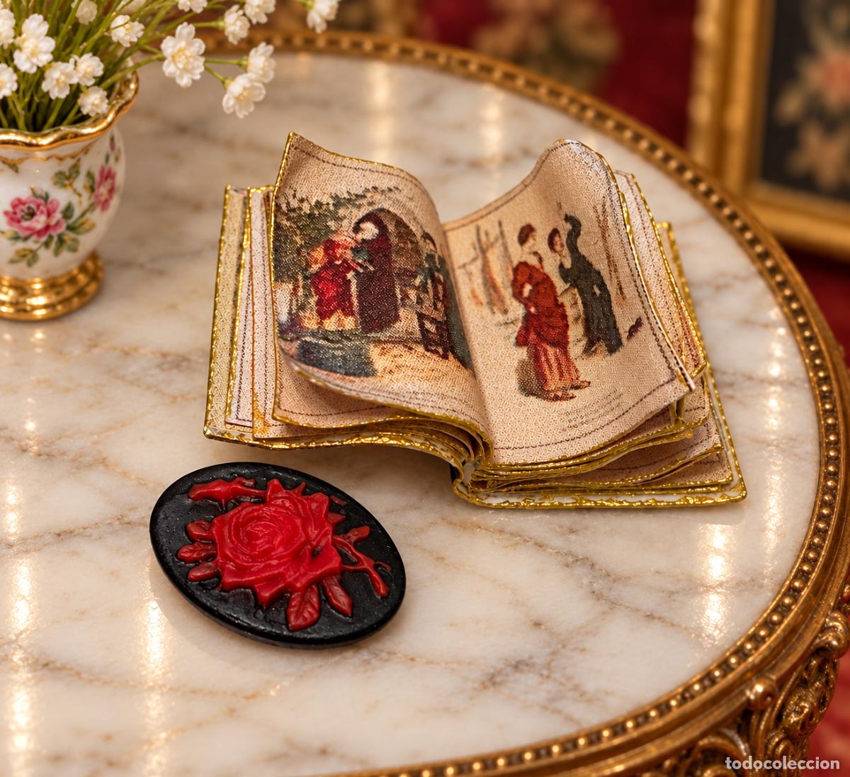 Maisons de Poup&eacute;es: Peque&ntilde;o camafeo y libro ilustrado en miniatura para casa de mu&ntilde;ecas.