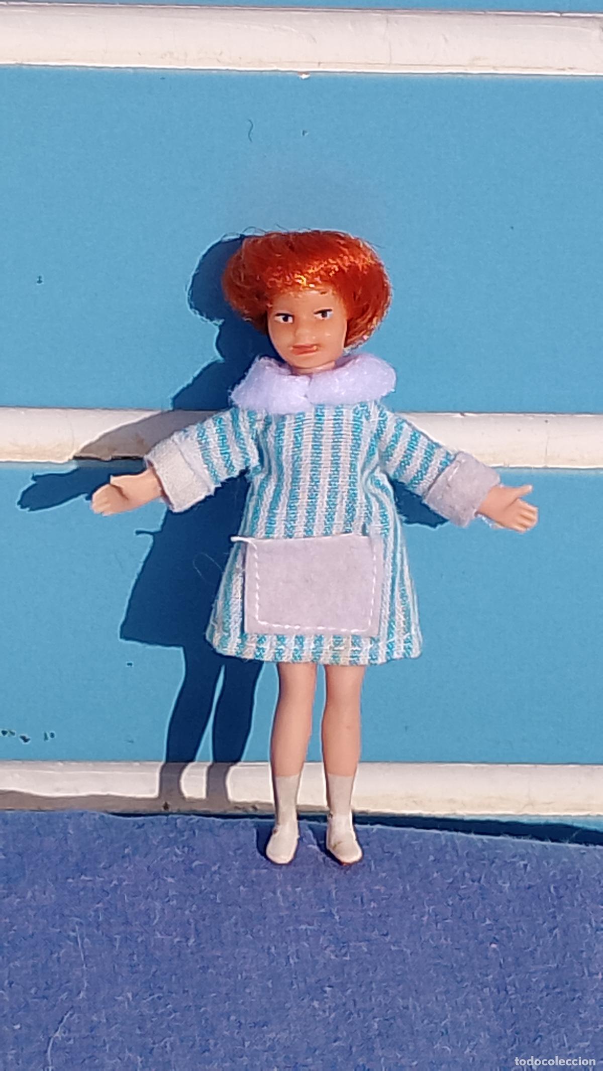 Casas de mu&ntilde;ecas: Antigua mu&ntilde;eca Hija ni&ntilde;a de la Familia Hogar&iacute;n de Modisa