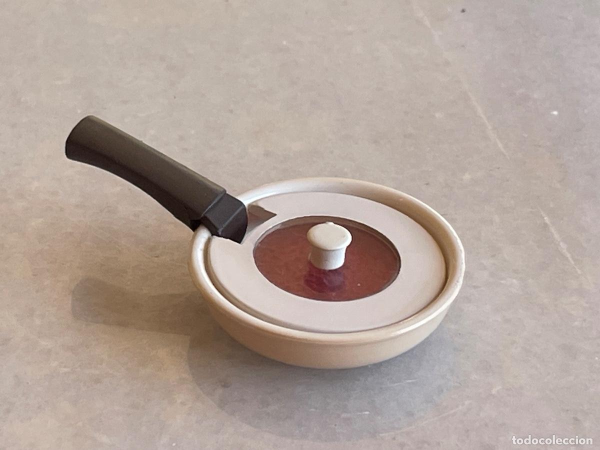 Casas de mu&ntilde;ecas: Sart&eacute;n con salsa de tomate en miniatura casa de mu&ntilde;ecas