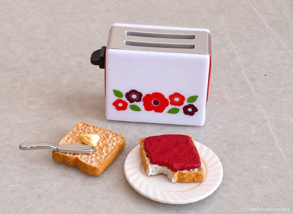 Casas de mu&ntilde;ecas: Tostadora y tostadas en miniatura casa de mu&ntilde;ecas