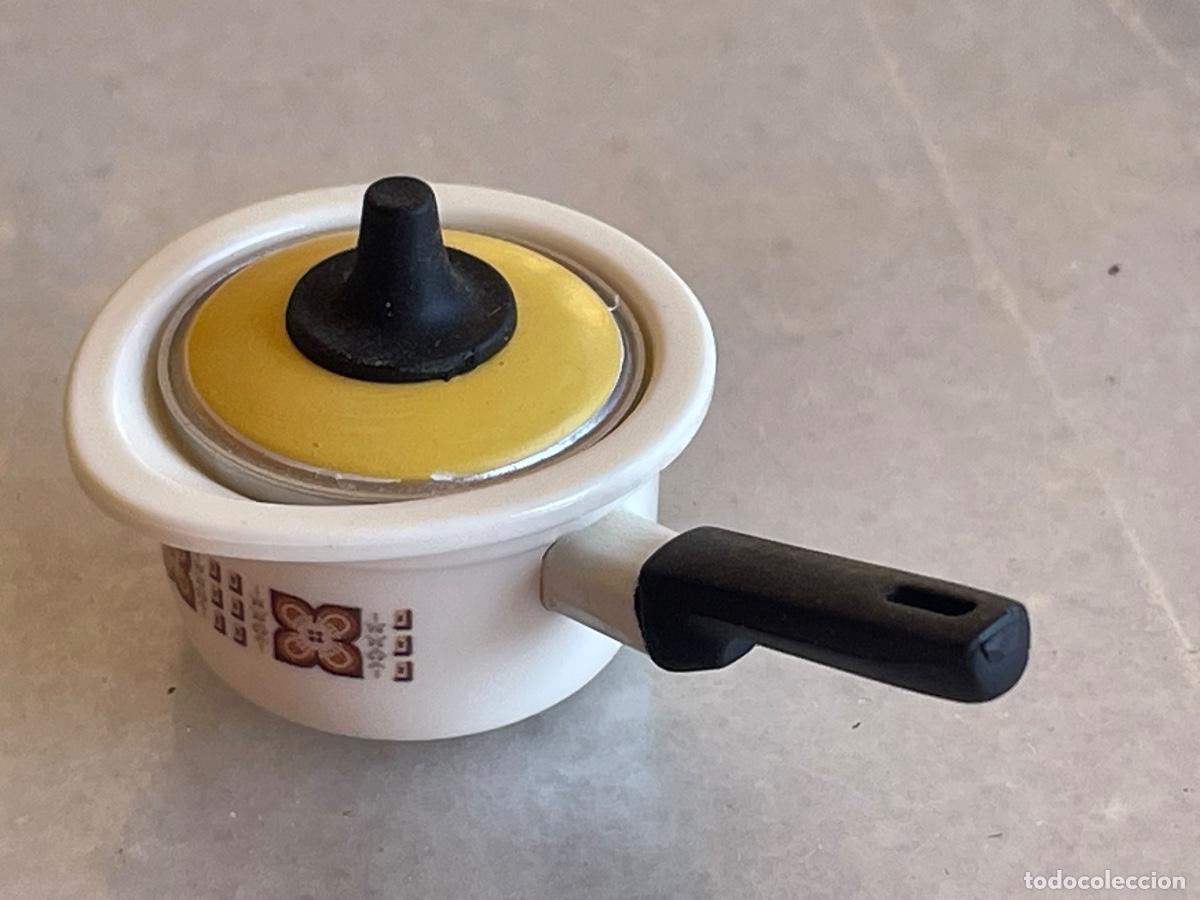 Casas de mu&ntilde;ecas: Cazuela con tapa amarilla en miniatura casa de mu&ntilde;ecas