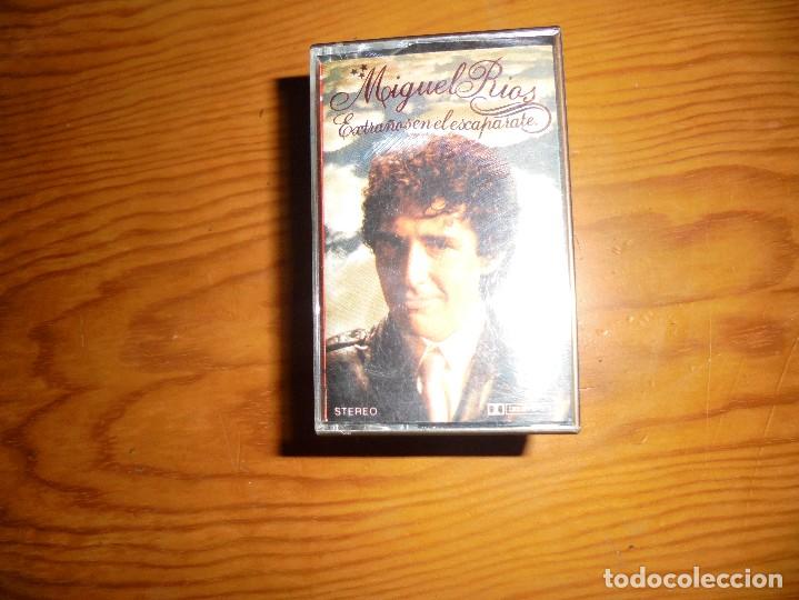 Casetes antiguos: MIGUEL RIOS. EXTRA&Ntilde;OS EN EL ESCAPARATE. POLYDOR 1981. CASETE - Foto 1