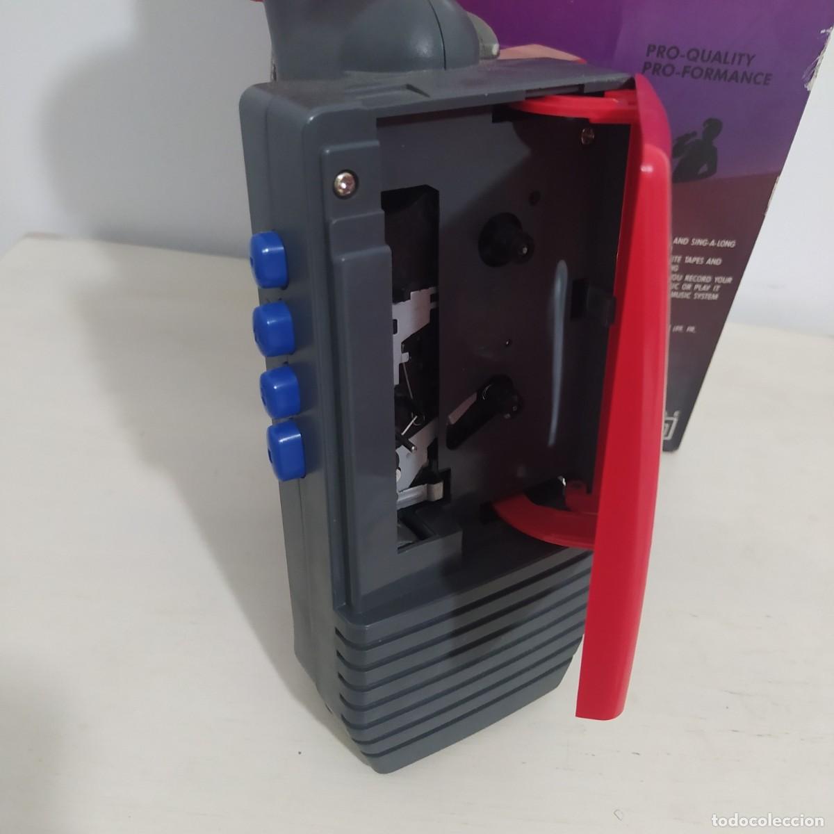 Casetes antiguos: Walkman retro con micr&oacute;fono - Foto 2