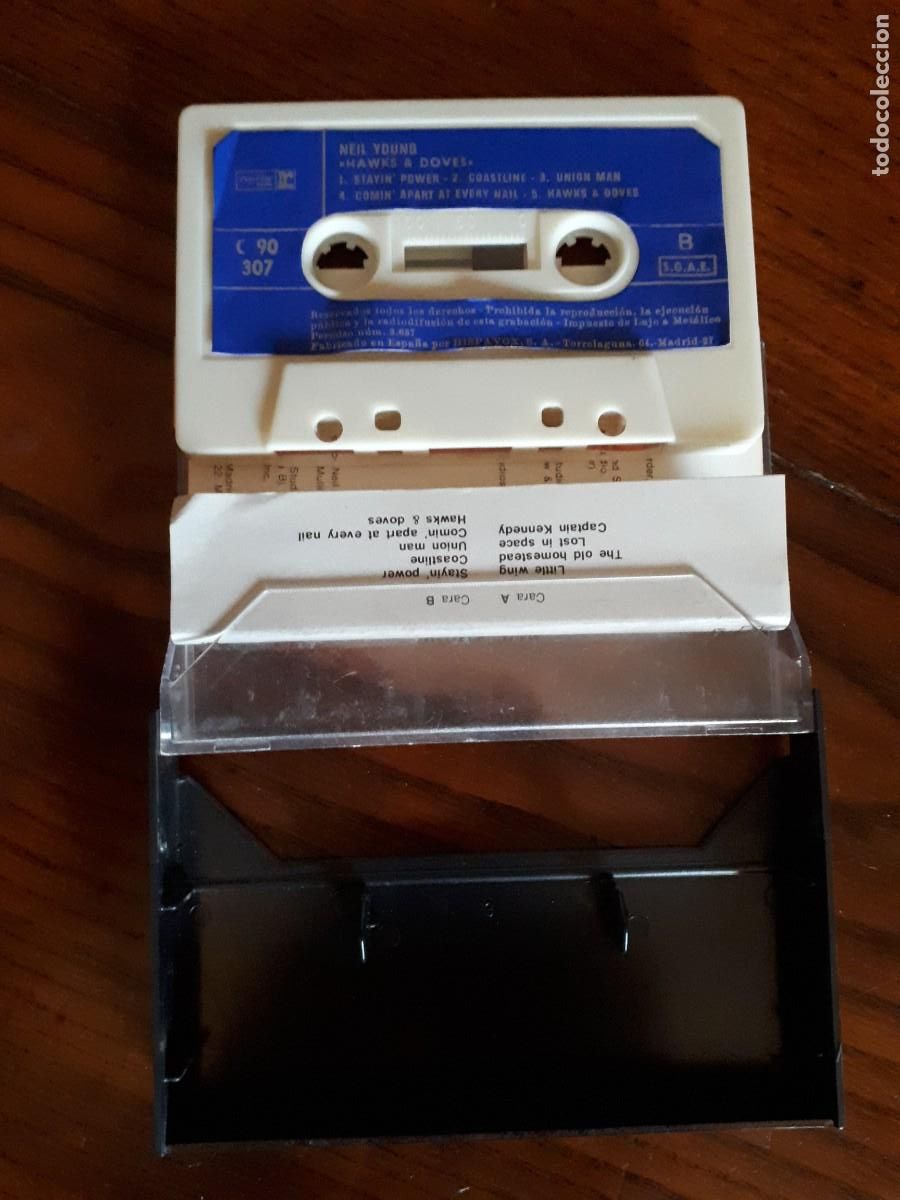 Casetes antiguos: NEIL YOUNG SPANISH CASSETTE HAWKS & DOVES. - Foto 2