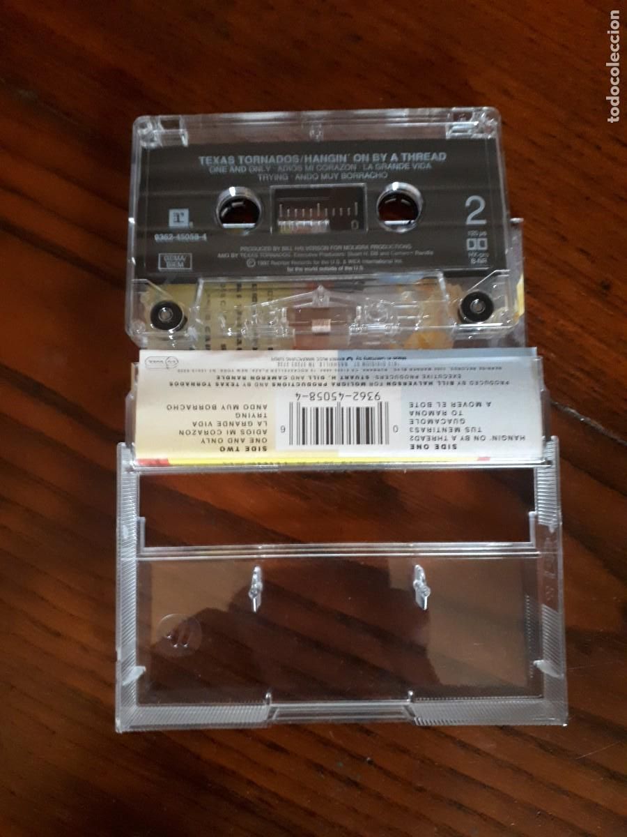 Casetes antiguos: CASSETTE TEXAS TORNADOS HANGIN&acute;ON BY A THREAD.1992. - Foto 2