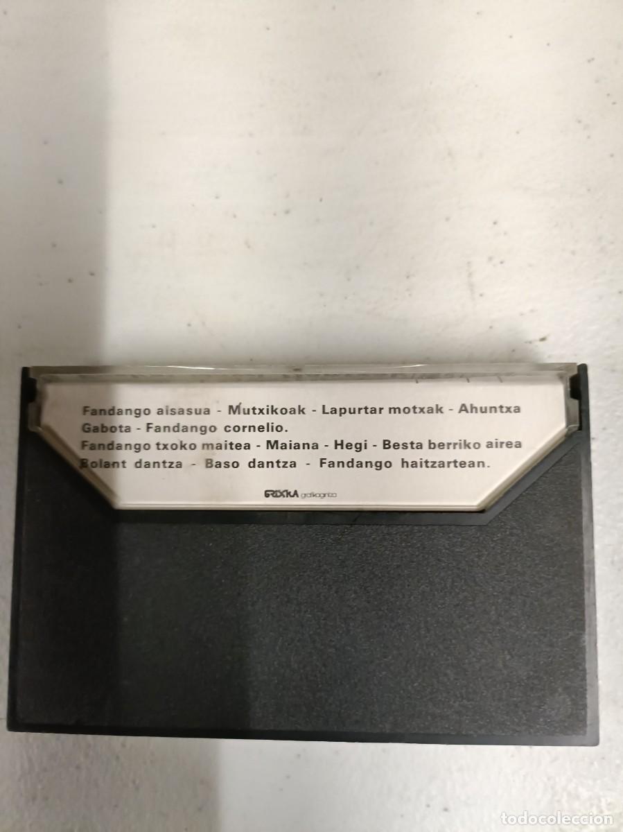 Casetes antiguos: Cassette Euskal herri dantzak - Foto 2
