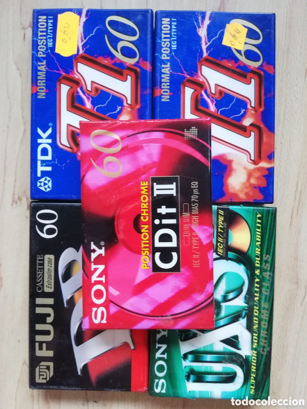 Cassette antiche: 5 cintas de casete virgen precintadas de 60 m. 2 TDK T1, 1 Sony CDit II, 1 Sony UX-S y 1 Fuji DR