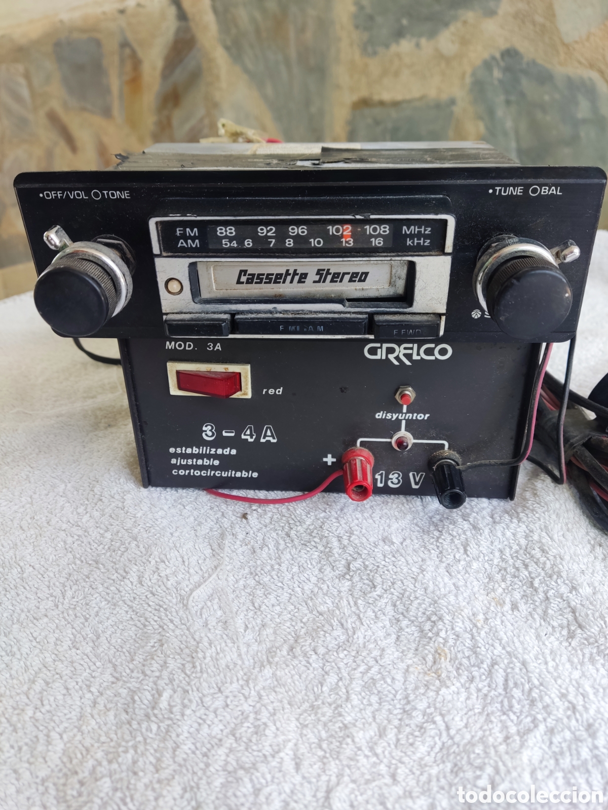 Casetes antiguos: Radio casette coche antiguo y fuente de alimentaci&oacute;n