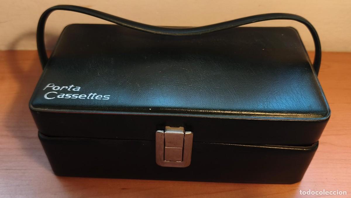 Casetes antiguos: Caja / Maleta / Portacasetes negro imitaci&oacute;n piel e interior rojo - Capacidad para 12 unidades
