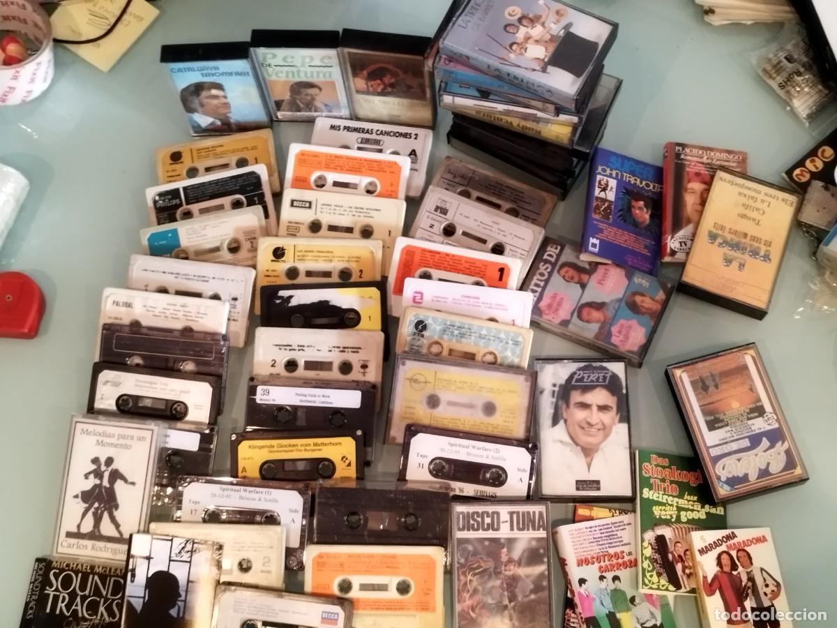 Casetes antiguos: Lote de cintas de casete y cajas vac&iacute;as. Solo est&aacute;n completos las tres de pie.