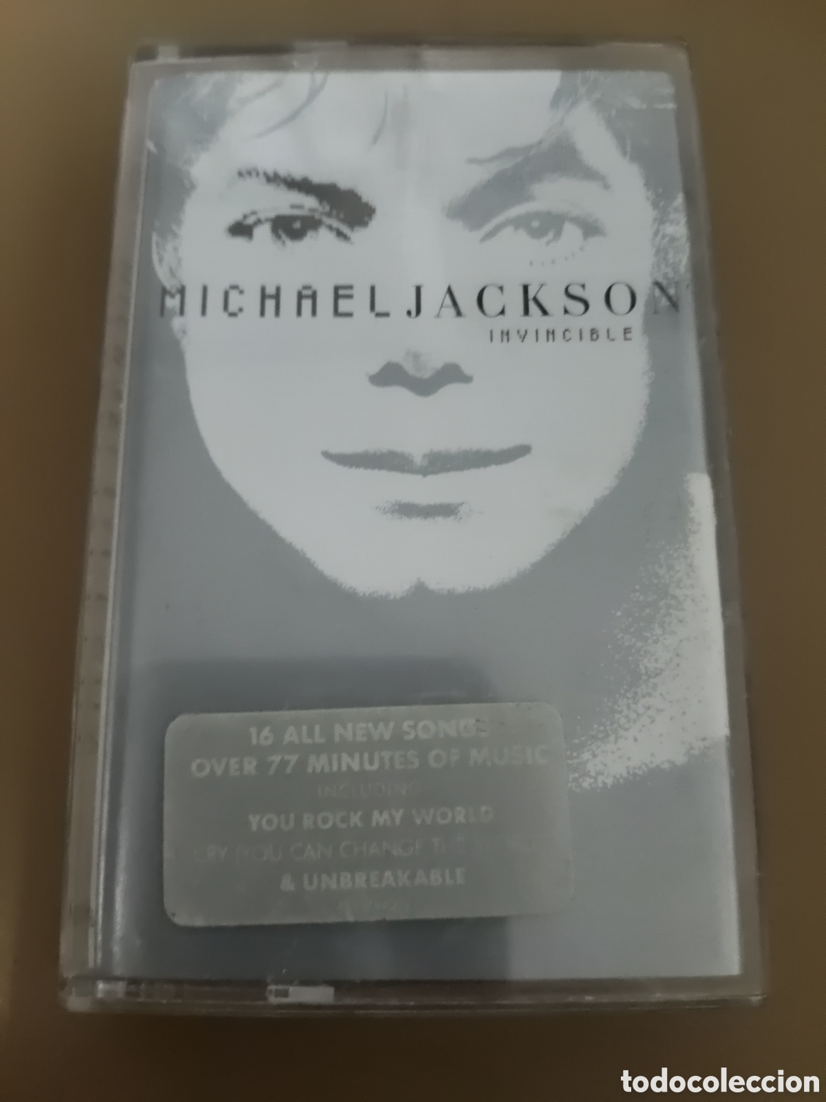 Casetes antiguos: cinta de casete del &aacute;lbum Invincible de Michael Jackson