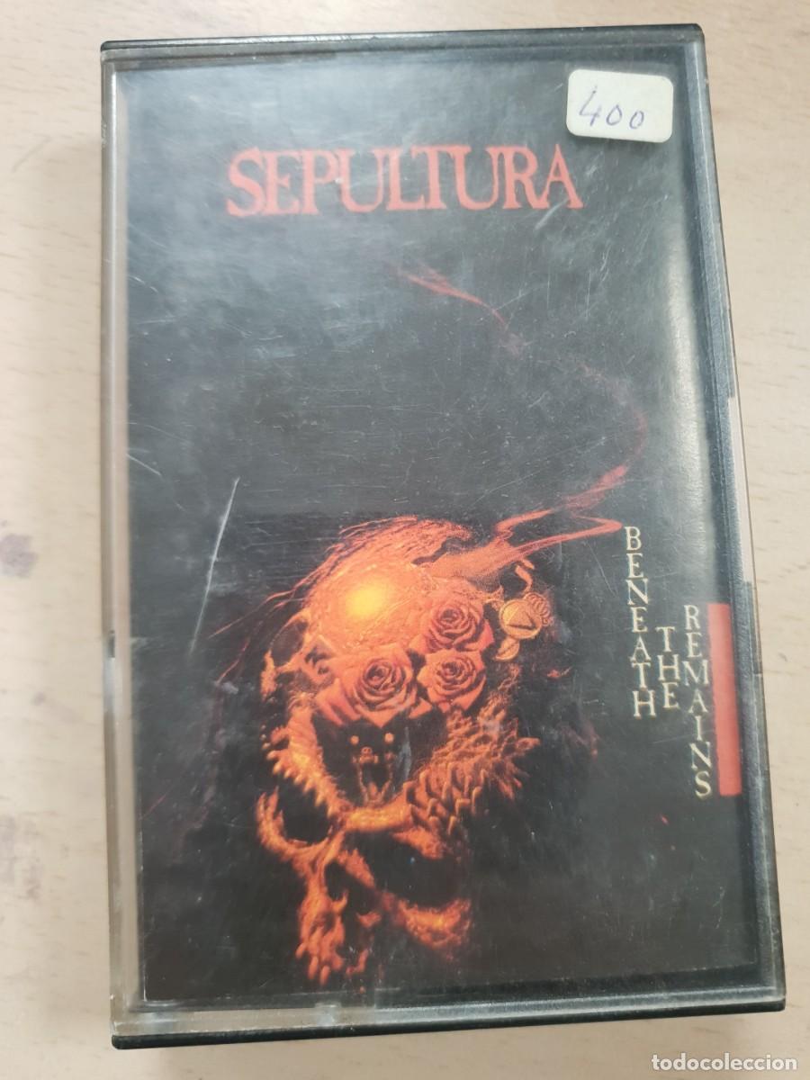 Casetes antiguos: Cinta casete sepultura beneath the remains