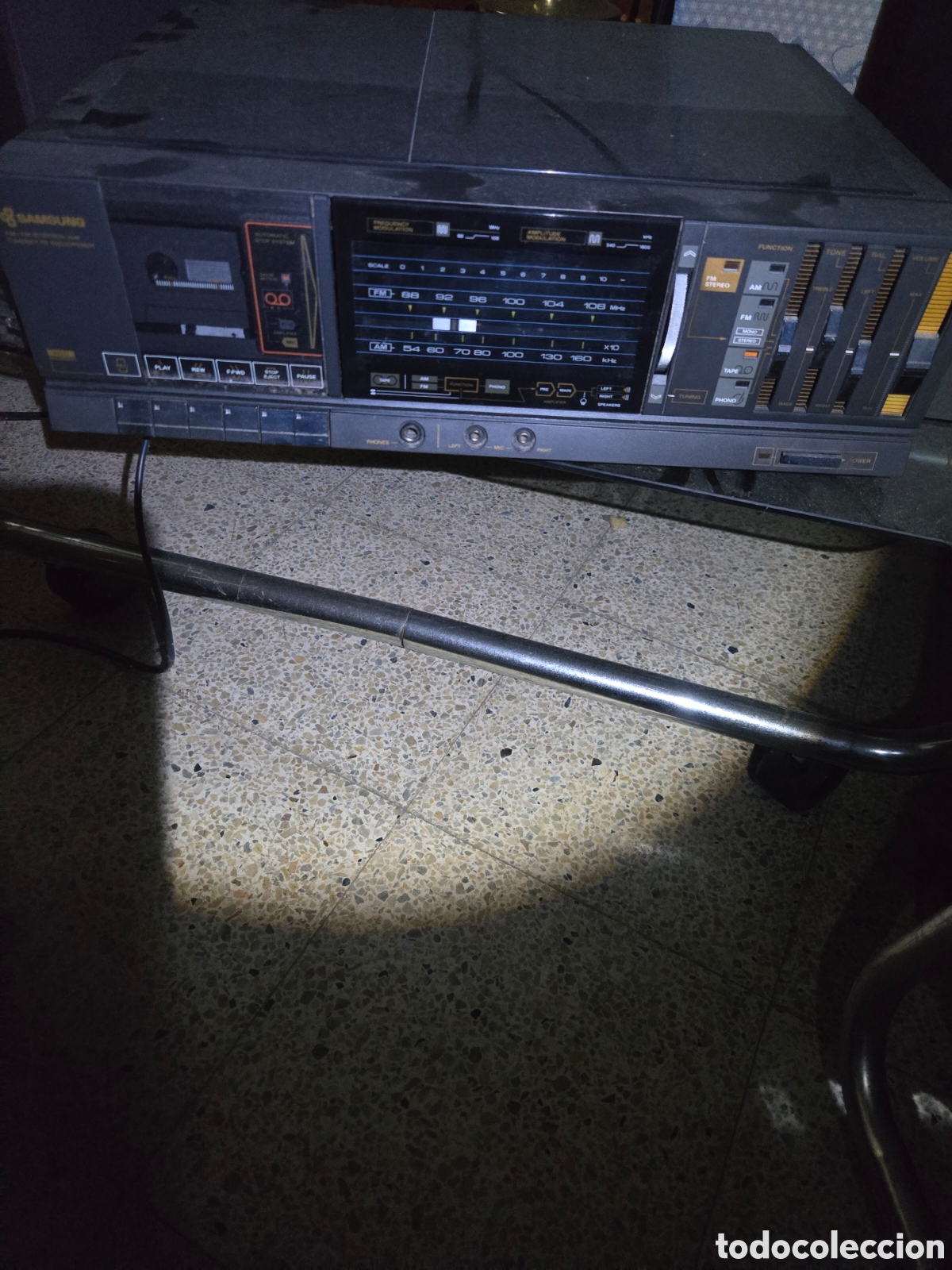 Casetes antiguos: un centro de m&uacute;sica Hi-Fi vintage