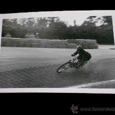 Coches y Motocicletas: FOTO ORIGINAL DENIS JENKINSON MOTO MONTESA 125 C.C. G.P. ESPAÑA, CIRCUITO MONTJUICH, ABRIL 1951.