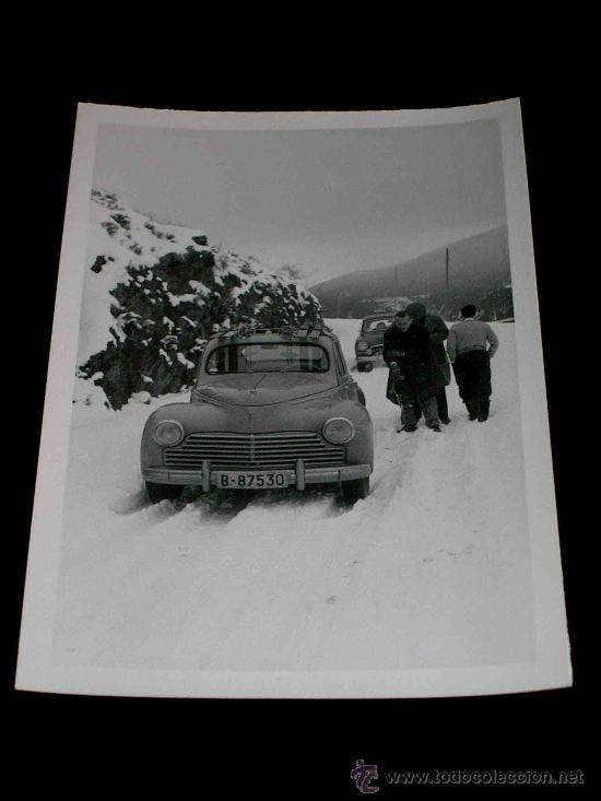 Coches y Motocicletas: Fotograf&iacute;a original Peugeot 203 con skies, matr&iacute;cula de Barcelona, La Molina, a&ntilde;os 50.