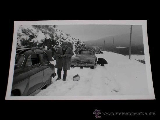 Coches y Motocicletas: Fotograf&iacute;a original Peugeot 203 + Seat 1400 con skies, matr&iacute;cula de Barcelona, La Molina, a&ntilde;os 50.