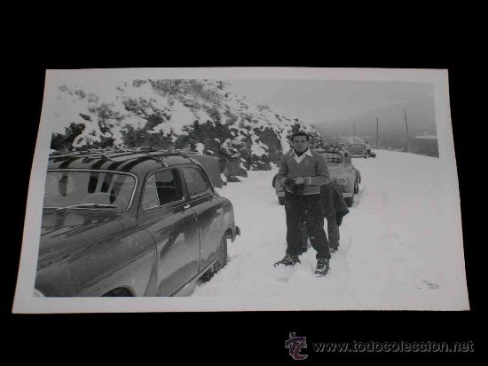 Coches y Motocicletas: Fotograf&iacute;a original Peugeot 203 + Seat 1400 con skies, matr&iacute;cula de Barcelona, La Molina, a&ntilde;os 50.