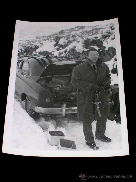 Coches y Motocicletas: Fotograf&iacute;a original Seat 1400 con skies, matr&iacute;cula de Barcelona, La Molina, a&ntilde;os 50.