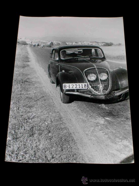 Coches y Motocicletas: Conjunto 3 fotograf&iacute;as originales Peugeot 202, matr&iacute;cula de Barcelona, a&ntilde;os 50.
