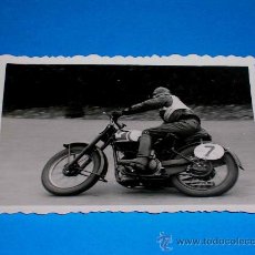 Coches y Motocicletas: FOTOGRAFÍA ORIGINAL ARDERIU, MATCHLESS 500 CC CAMPEONATO ESPAÑA 8 DICIEMBRE 1946. CIRCUITO MONTJUICH. Lote 29364652