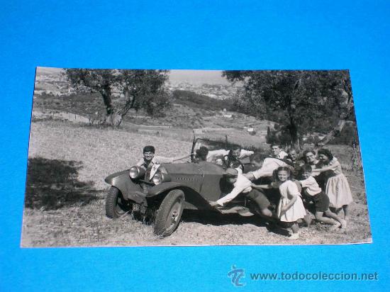 Coches y Motocicletas: Fotograf&iacute;a original autom&oacute;vil Peugeot, Matr&iacute;cula Barcelona, B-17002 E, Mayo de 1945.
