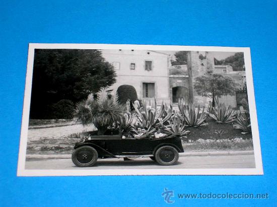 Coches y Motocicletas: Fotograf&iacute;a original autom&oacute;vil Peugeot, Matr&iacute;cula Barcelona, B-17002 E, Febrero de 1945.