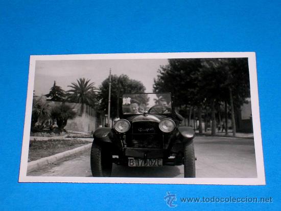 Coches y Motocicletas: Fotograf&iacute;a original autom&oacute;vil Peugeot, Matr&iacute;cula Barcelona, B-17002 E, Junio de 1945.