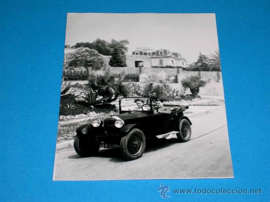 Coches y Motocicletas: Fotograf&iacute;a original autom&oacute;vil Peugeot, Matr&iacute;cula Barcelona, B-17002 E, Junio de 1945.