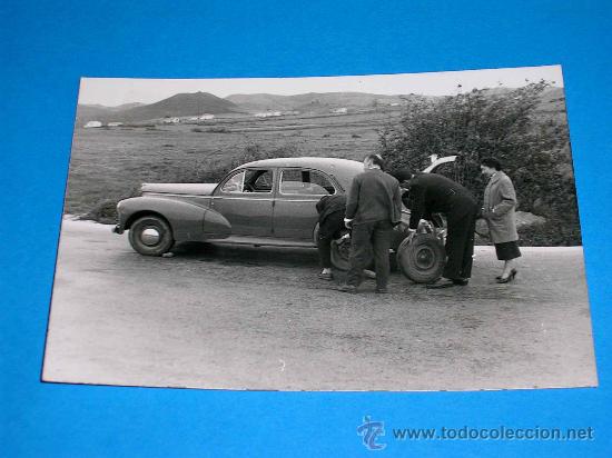 Coches y Motocicletas: Fotograf&iacute;a original autom&oacute;vil Peugeot 203 con pinchazo, cambiando la rueda.