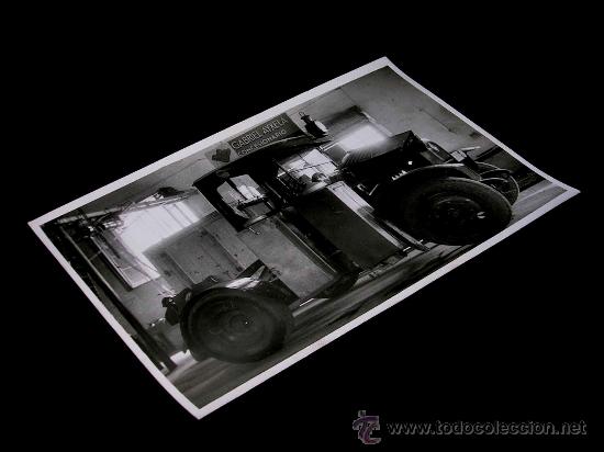 Carros e motociclos: Fotograf&iacute;a original Cami&oacute;n dep&oacute;sitos gas&oacute;geno M-G. Concesionario Gabriel Ayxel&aacute;, Barcelona, a&ntilde;os 40.