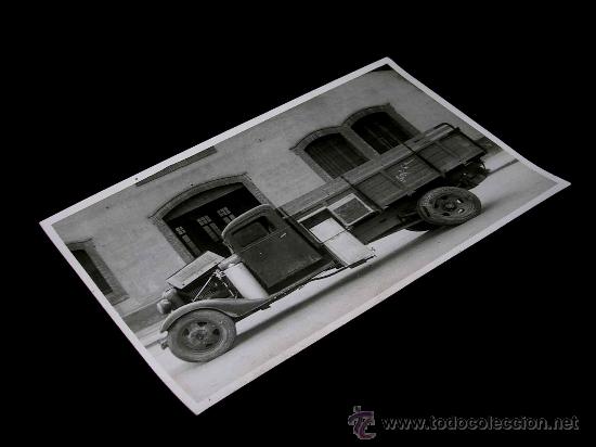 Voitures et Motocyclettes: Fotograf&iacute;a original Cami&oacute;n dep&oacute;sitos gas&oacute;geno M-G, Barcelona, a&ntilde;os 40.