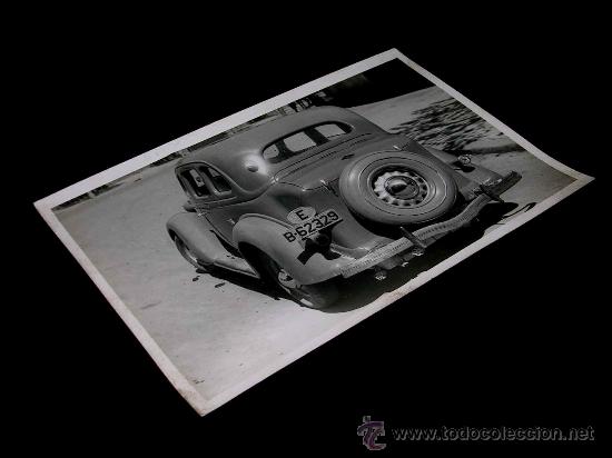 Carros e motociclos: Fotograf&iacute;a original Autom&oacute;vil matr&iacute;cula B-62329 con dep&oacute;sitos gas&oacute;geno M-G, Barcelona, a&ntilde;os 40.