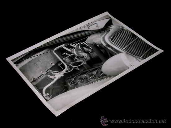 Carros e motociclos: Fotograf&iacute;a original  motor autom&oacute;vil matr&iacute;cula B-62329 con dep&oacute;sitos gas&oacute;geno M-G Barcelona, a&ntilde;os 40