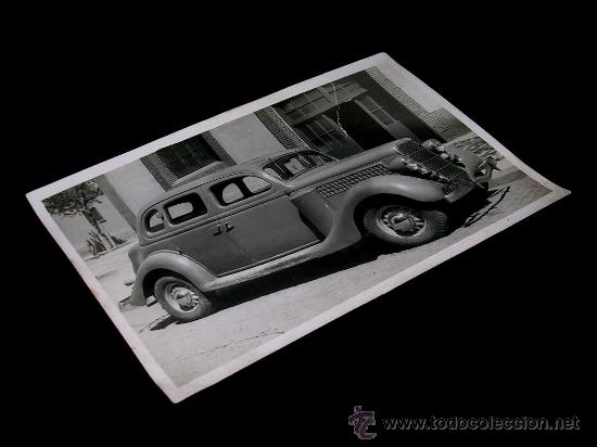 Carros e motociclos: Fotograf&iacute;a original autom&oacute;vil matr&iacute;cula B-62329 con dep&oacute;sitos gas&oacute;geno M-G Barcelona, a&ntilde;os 40