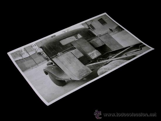 Carros e motociclos: Fotograf&iacute;a original camioneta con dep&oacute;sitos gas&oacute;geno M-G. Barcelona, a&ntilde;os 40.