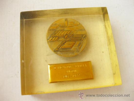Coches y motocicletas: TROFEO CON MEDALLA DE FEMSA EN METACRILATO - FABRICA ESPA&Ntilde;OLA DE MAGNETOS S. A.
