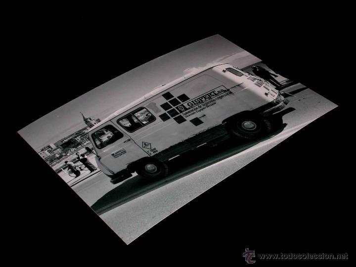 Coches y Motocicletas: Fotograf&iacute;a furgoneta Sava J4 Gisbert, original Vuelta Ciclista a Espa&ntilde;a 1978. Tama&ntilde;o 10 x 15 cms.