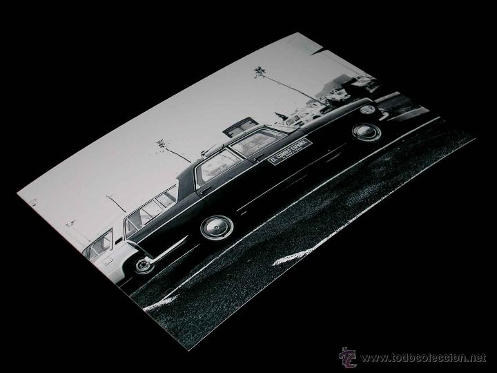 Coches y Motocicletas: Fotograf&iacute;a Peugeot 404 El Correo Espa&ntilde;ol original Vuelta Ciclista a Espa&ntilde;a 1975. Tama&ntilde;o 10 x 15 cms.