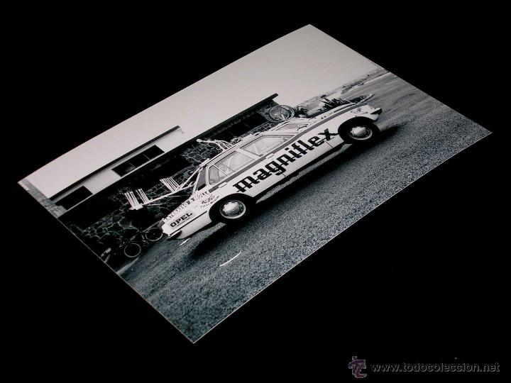 Coches y Motocicletas: Fotograf&iacute;a Opel Rekord Magniflex, original Vuelta Ciclista a Espa&ntilde;a 1975. Tama&ntilde;o 10 x 15 cms.