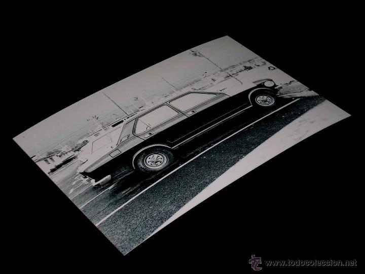 Coches y Motocicletas: Fotograf&iacute;a Seat 132 El Correo Espa&ntilde;ol, original Vuelta Ciclista a Espa&ntilde;a 1975. Tama&ntilde;o 10 x 15 cms.