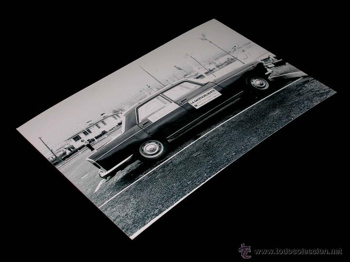 Coches y Motocicletas: Fotograf&iacute;a Peugeot 404 Gaceta del Norte, original Vuelta Ciclista a Espa&ntilde;a 1975. Tama&ntilde;o 10 x 15 cms.