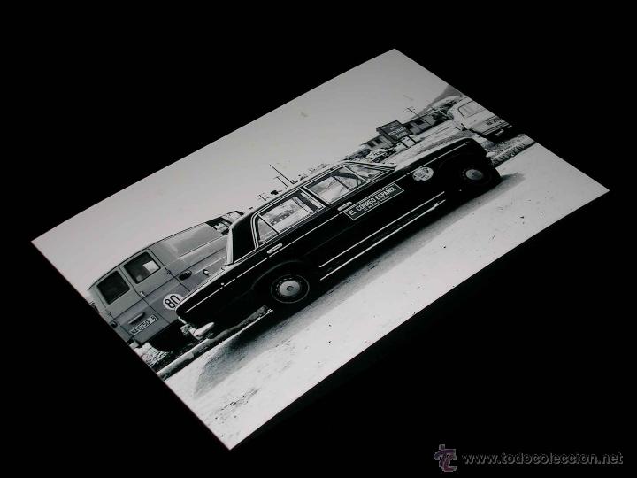 Coches y Motocicletas: Fotograf&iacute;a Seat 1430 El Correo Espa&ntilde;ol, original Vuelta Ciclista a Espa&ntilde;a 1975. Tama&ntilde;o 10 x 15 cms.