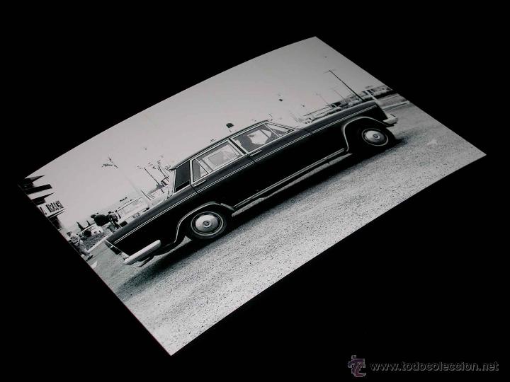 Coches y Motocicletas: Fotograf&iacute;a Seat 1500 polic&iacute;a, original Vuelta Ciclista a Espa&ntilde;a 1975. Tama&ntilde;o 10 x 15 cms.