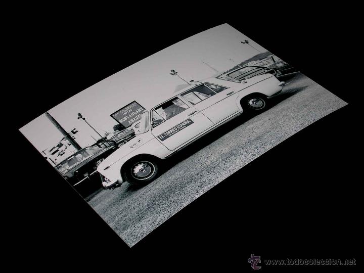 Coches y Motocicletas: Fotograf&iacute;a Seat 1430 El Correo Espa&ntilde;ol, original Vuelta Ciclista a Espa&ntilde;a 1975. Tama&ntilde;o 10 x 15 cms.