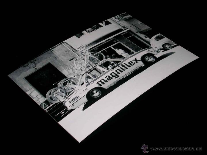 Coches y Motocicletas: Fotograf&iacute;a Opel Rekord Magniflex, original Vuelta Ciclista a Espa&ntilde;a 1975. Tama&ntilde;o 10 x 15 cms.