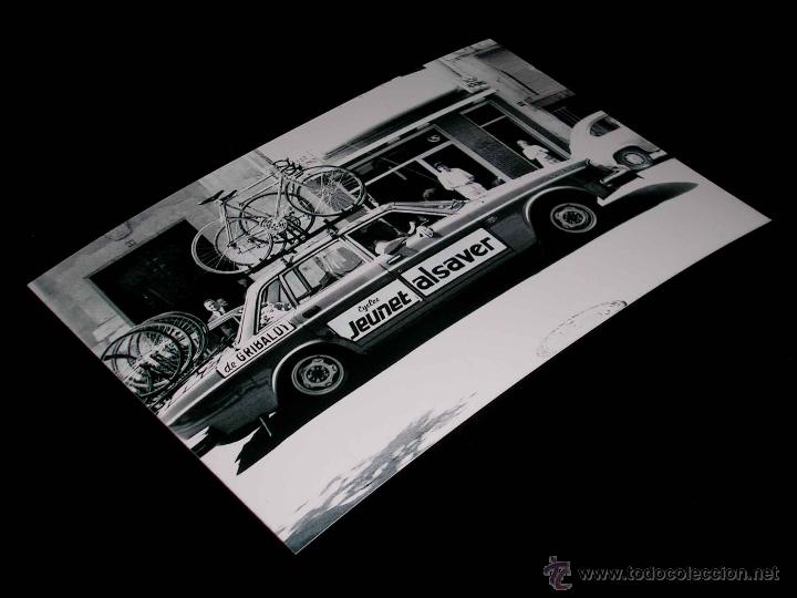Coches y Motocicletas: Fotograf&iacute;a Volvo 240 Jeunet Alsaver, original Vuelta Ciclista a Espa&ntilde;a 1975. Tama&ntilde;o 10 x 15 cms.