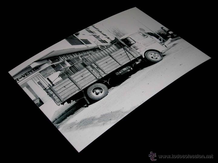 Coches y Motocicletas: Fotograf&iacute;a cami&oacute;n Ebro E 35, original Vuelta Ciclista a Espa&ntilde;a 1975. Tama&ntilde;o 10 x 15 cms.