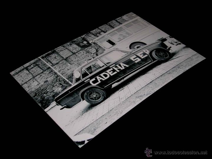 Coches y Motocicletas: Fotograf&iacute;a Seat 1430 Radio Cadena Ser, original Vuelta Ciclista a Espa&ntilde;a 1975. Tama&ntilde;o 10 x 15 cms.