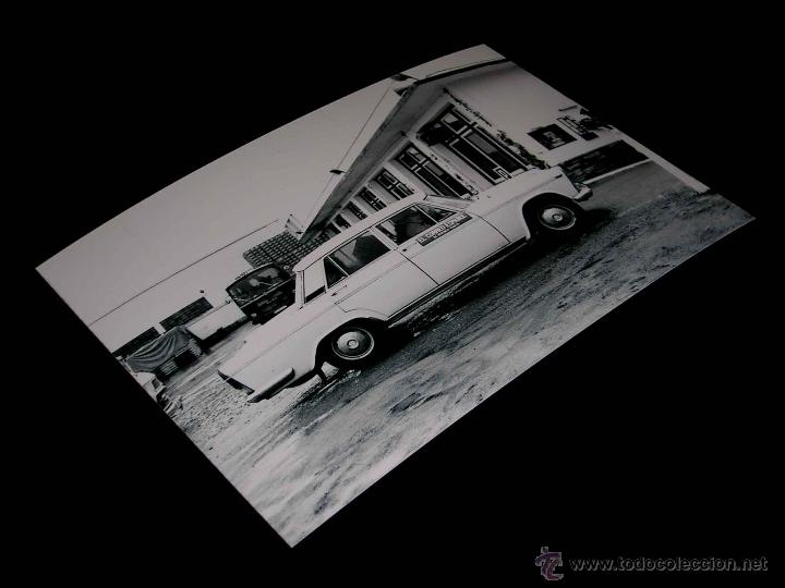 Coches y Motocicletas: Fotograf&iacute;a Seat 1500 Correo Espa&ntilde;ol, original Vuelta Ciclista a Espa&ntilde;a 1975. Tama&ntilde;o 10 x 15 cms.